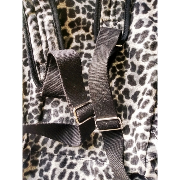 🌿PINK VS Cheetah Backpack - Picture 5 of 9